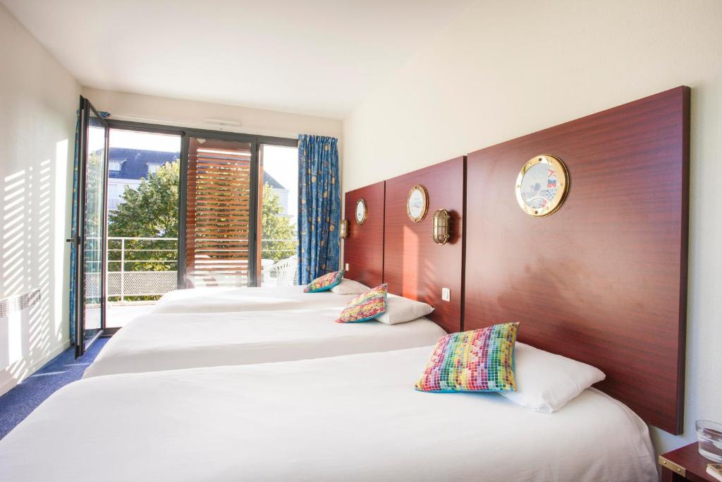 Located 150 metres from the railway station and 300 metres from the Vieux Port, Hotel Les Gens de Mer is located in La Rochelle.