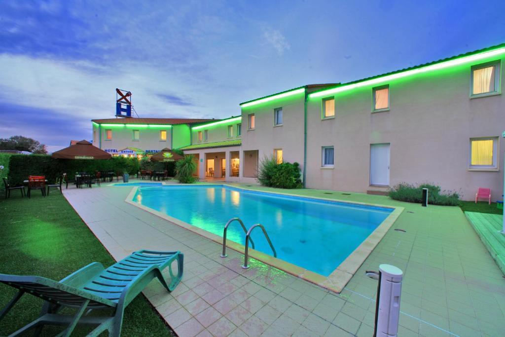 Located less than 2 km from the Ocean between La Rochelle and Rochefort, Logis Hôtel L'Air Marin offers a garden with an outdoor swimming pool.