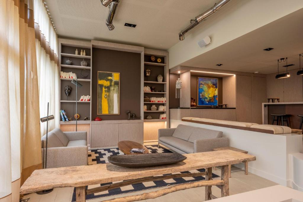The Best Western Masqhotel is a design hotel located a 5-minute walk from La Rochelle’s Vieux Port.