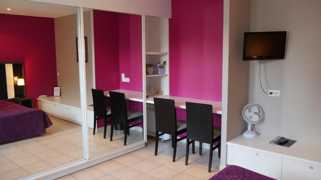 Boasting a garden, a terrace and a bar, Hôtel Savary is located in La Rochelle in the Poitou-Charentes region, a 15-minute walk from the historic city...