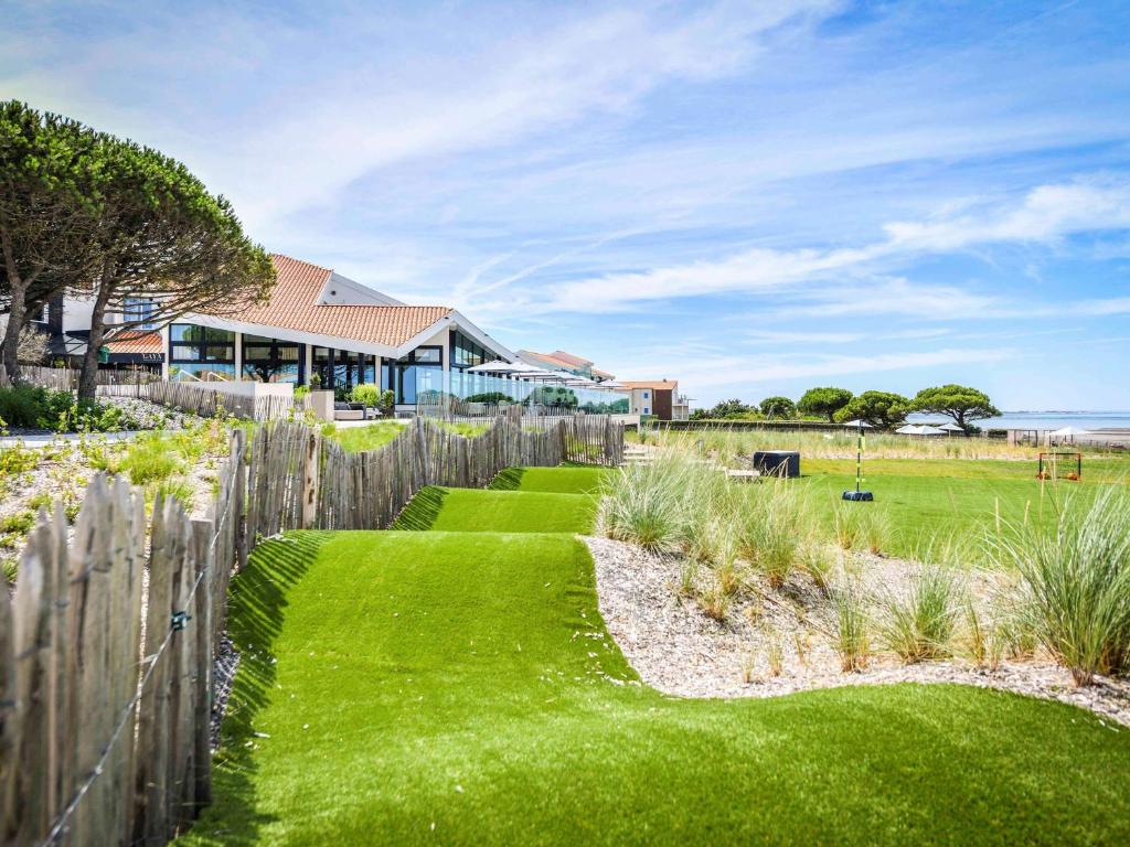 Overlooking the ocean and the islands just off La Rochelle, this hotel with a heated indoor swimming pool is surrounded by 3 hectares of parkland.