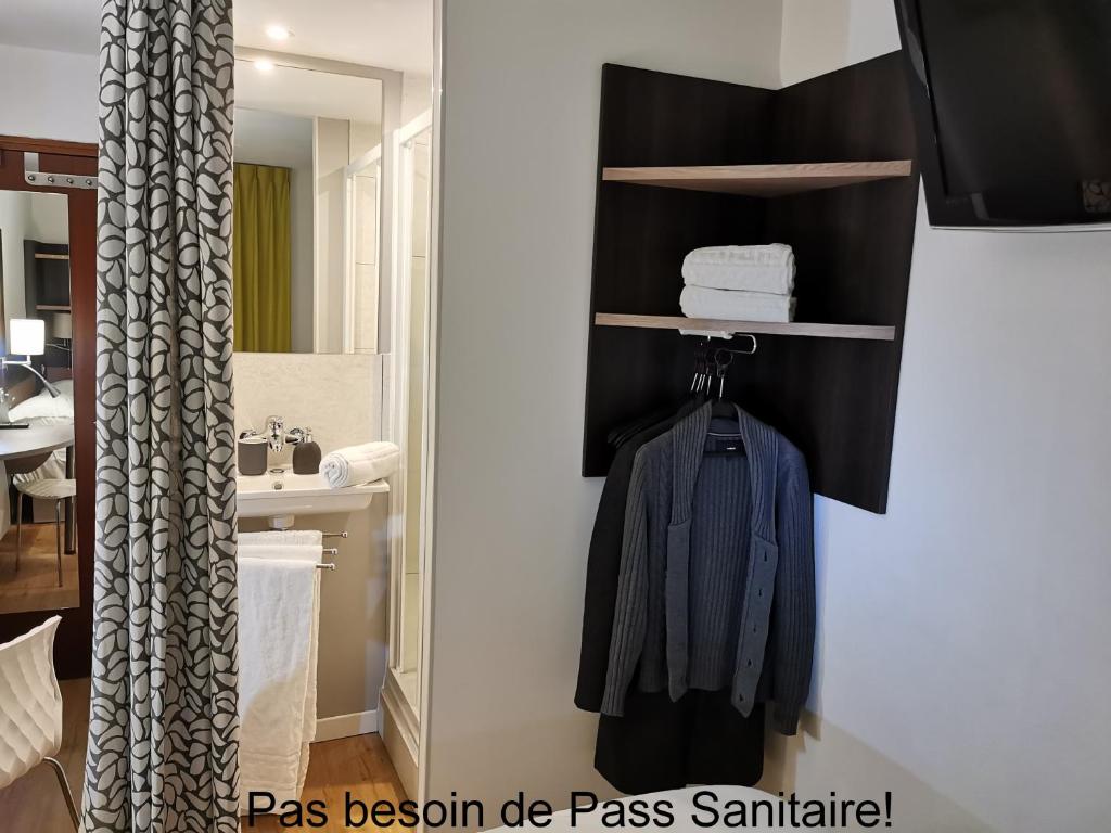 Located a 2-minute drive from Parc de Parilly and its' metro station with direct access to the centre of Lyon, this A&H hotel features free fibre-optic...