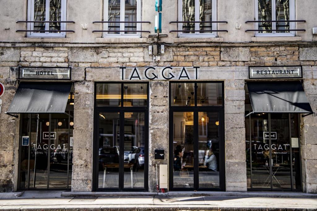 Hôtel Taggât este situat în centrul Lyonului pe un pătrat liniștit, 200 m de la stația de metrou Foch. Este la 2 km de Gara Lyon Part-Dieu.