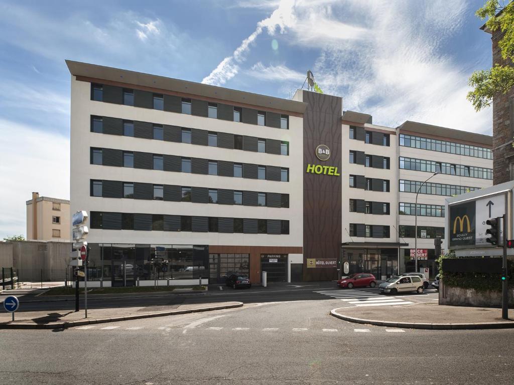 Located 4 km away from central Lyon, B&B HOTEL Lyon Ouest Tassin offers accommodation with free WiFi in Tassin-la-Demi-Lune.