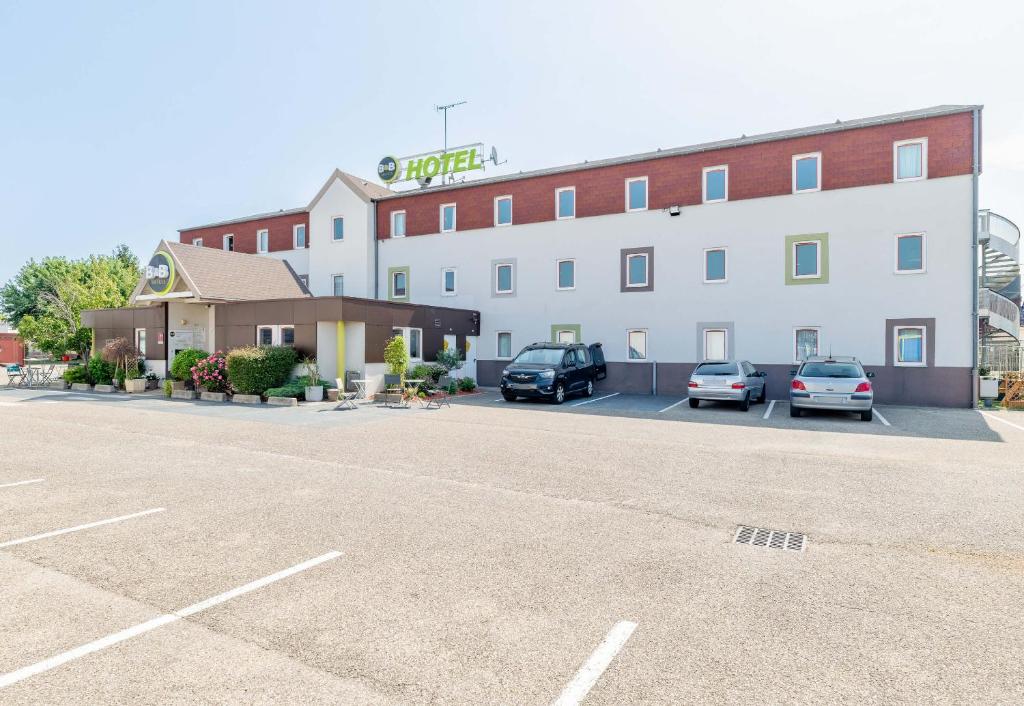 Set in Saint-Bonnet-de-Mure, 20 km from Lyon, B&B HOTEL Lyon Saint-Bonnet Mi-Plaine features free WiFi access and free private parking.
