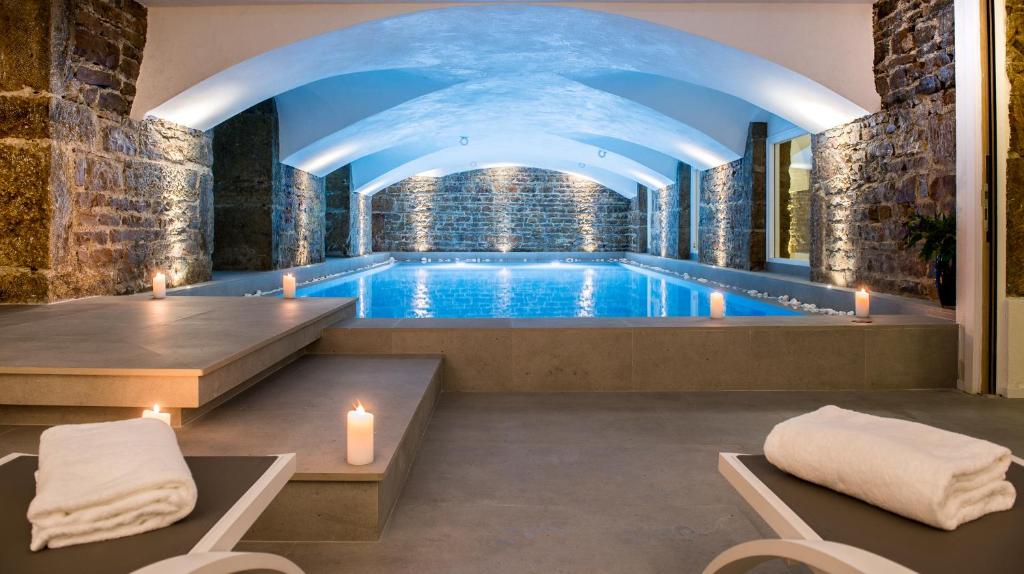 Boscolo Lyon Hotel & Spa este un hotel situat într-o clădire istorică pe Presqu'île din Lyon, pe malurile râului Rhône, la 850 de metri de Lyon National...