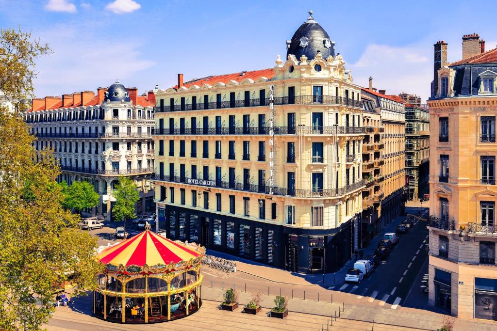 Set in a building dating from 1894,  Hotel Carlton Lyon - MGallery Hotel Collection is located on Lyon’s Presqu’île, a 5-minute walk from Cordeliers Metro...