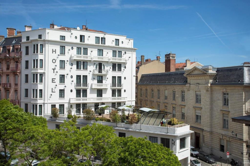 Das Collège Hôtel befindet sich in der Altstadt im Zentrum von Lyon und verfügt über eine originelle Einrichtung zur Schule. Im Erdgeschoss befindet sich ein Trinkwasserbrunnen.