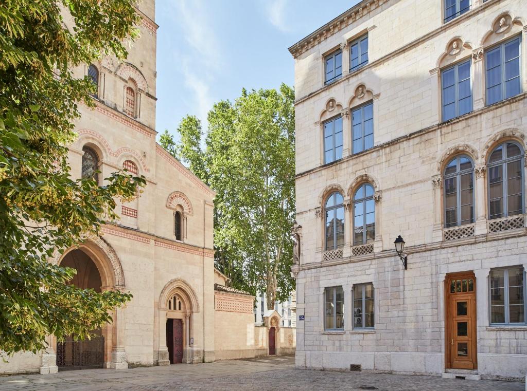 Ideally located in the centre of Lyon, Hôtel de l'Abbaye Lyon - Boutique Hôtel offers air-conditioned rooms, a shared lounge, free WiFi and a restaurant.