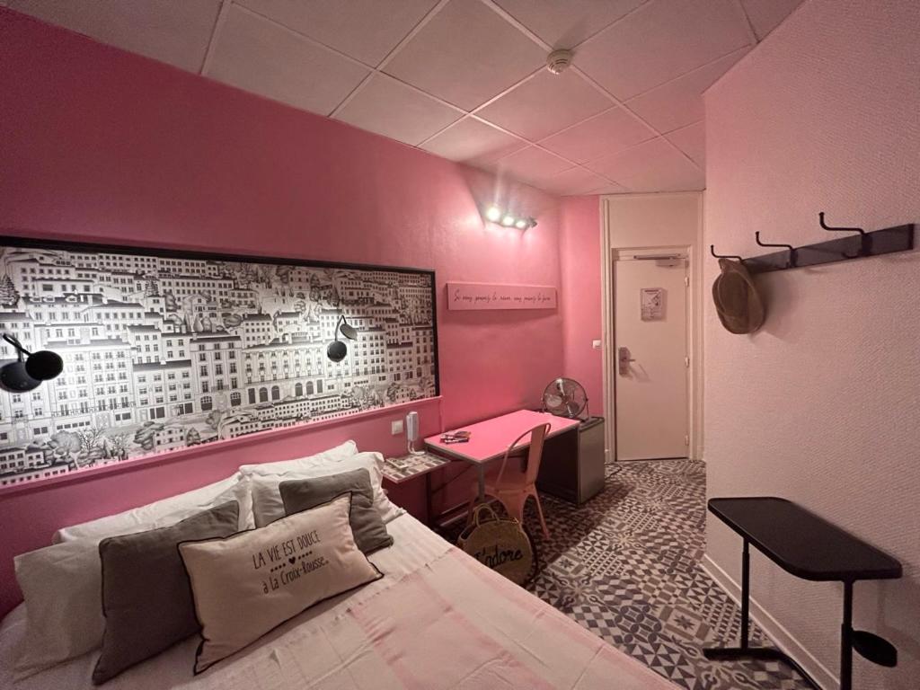 Hôtel de la Croix Rousse provides en suite rooms with TV and free Wi-Fi in the Les Canuts district of central Lyon.