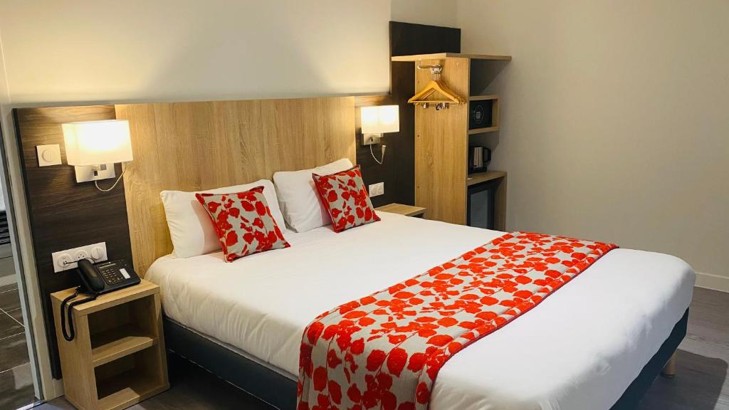 Das Hotel Martinez Grenay liegt in ruhiger und grüner Umgebung neben dem Parc des Chênes, nur eine 10-minütige Fahrt vom Flughafen Lyon Saint-Exupery entfernt.