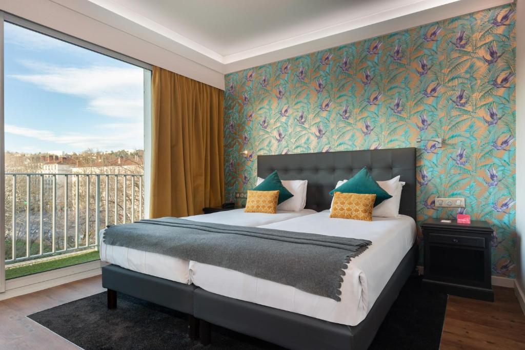 Hôtel Charlemagne is located in central Lyon, a 5-minute walk from the Lyon Perrache TGV and Metro stations.