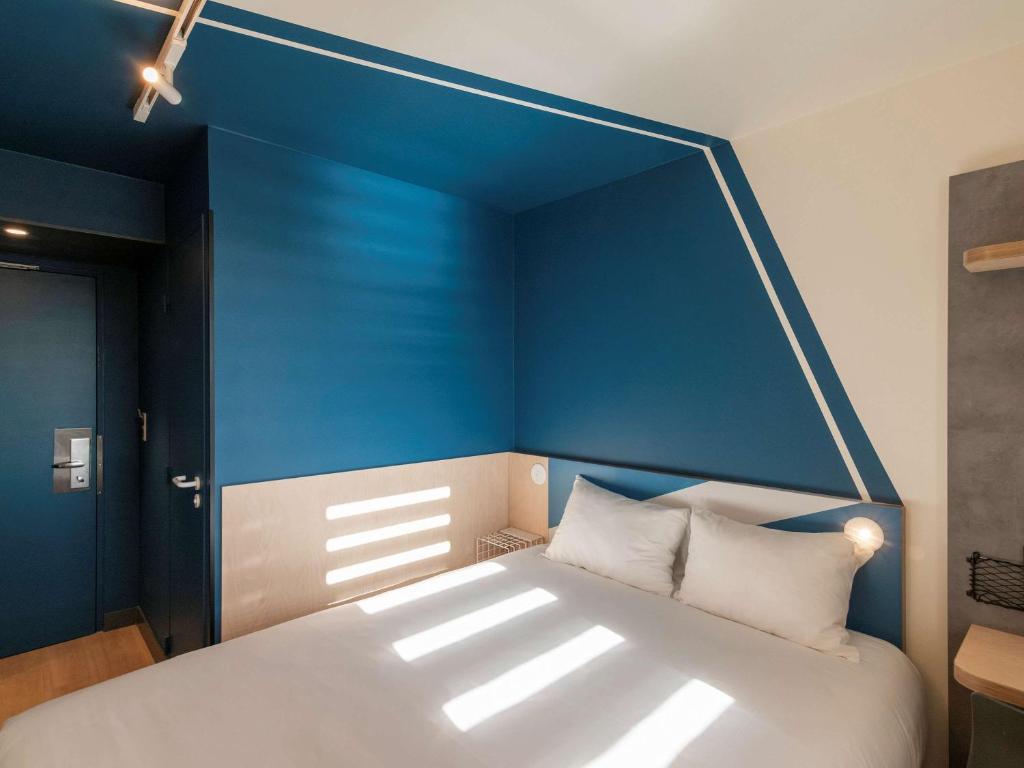 ibis budget Lyon Confluence is located in Lyon, a 2-minute walk from Sainte-Blandine Tram Stop, a 20-minute walk from Centre Presqu'île, and 700 metres...