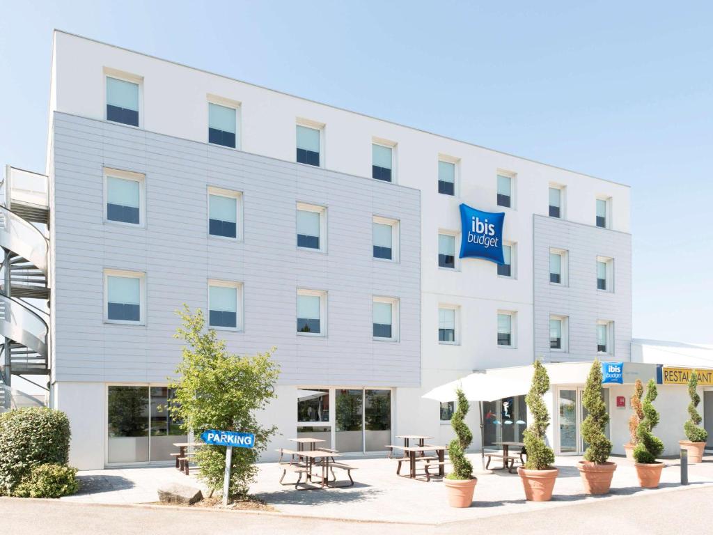 O Hotel Ibis Budget Lyon Eurexpo - está localizado em Chassieu, a 10 km do Centro da Cidade de Lyon. O acesso Wi-Fi é gratuito em todas as áreas.