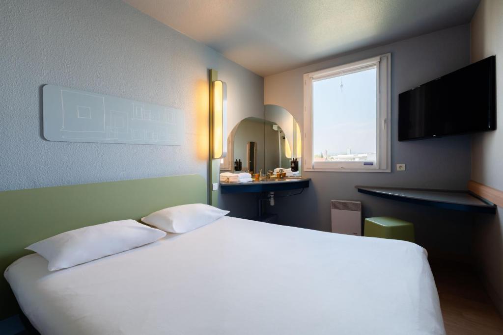 Just a 20-minute walk from La Doua University in Villeurbanne, ibis budget Villeurbanne offers soundproofed rooms with an LCD TV and free WiFi access.