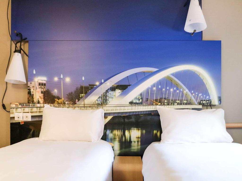 Situated in Lyon, in the business district of Guerland, this property features free WiFi, a 24-hour reception, a bar and private parking.