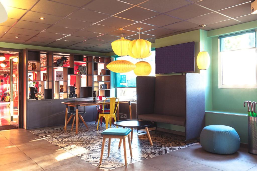 Oferind un restaurant şi un bar, ibis Styles Lyon Confluence este un hotel situat în Lyon, la 20 de minute de mers pe jos de centrul Presqu'Ã®le şi 150 de metri de...