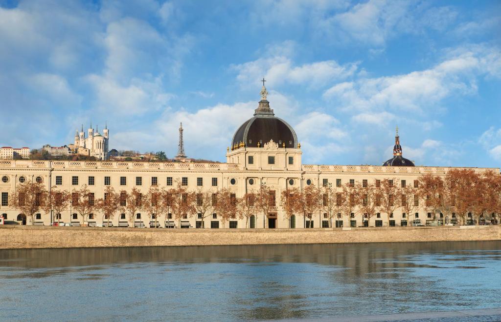 Situated in Lyon, 1.1 km from Musée Miniature et Cinéma, InterContinental Lyon - Hotel Dieu, an IHG Hotel features accommodation with a fitness centre,...
