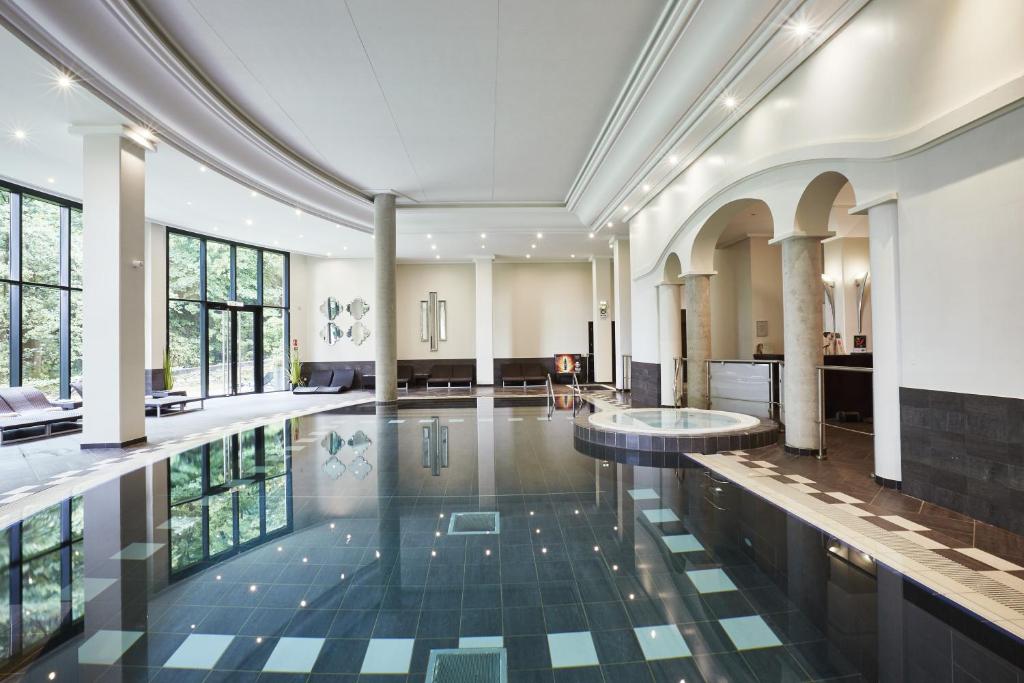 Majestic architecture, refined décor, elegant landscapes and sumptuous guestrooms define the luxurious Hotel & Spa Le Pavillon.