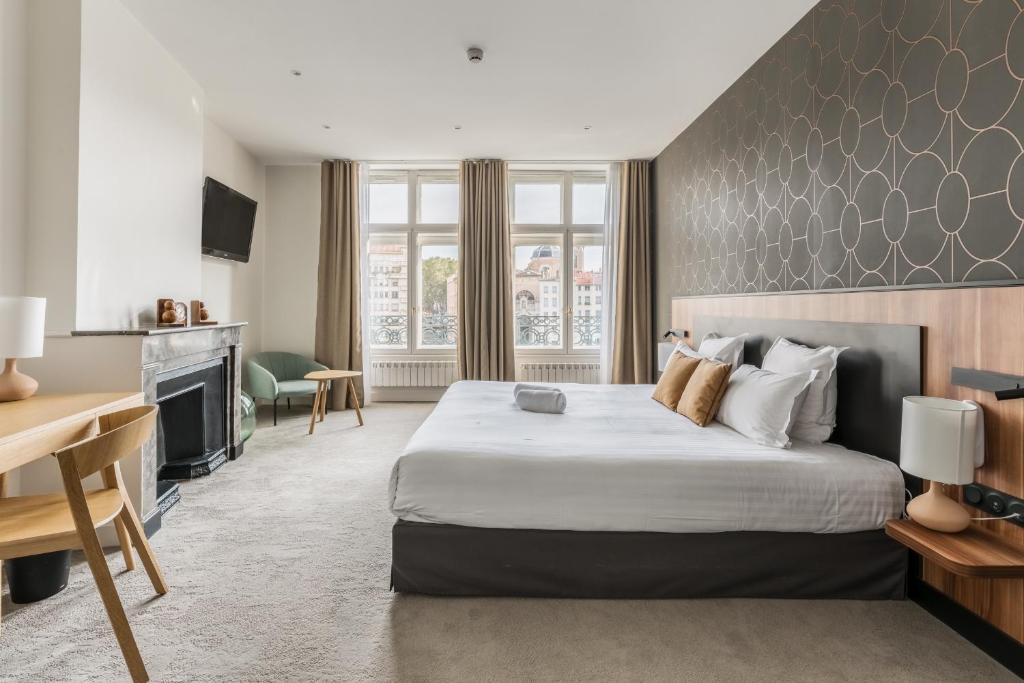 Le Phénix Hôtel est situé dans la vieille ville de Lyon et propose des hébergements climatisés avec connexion Wi-Fi gratuite.