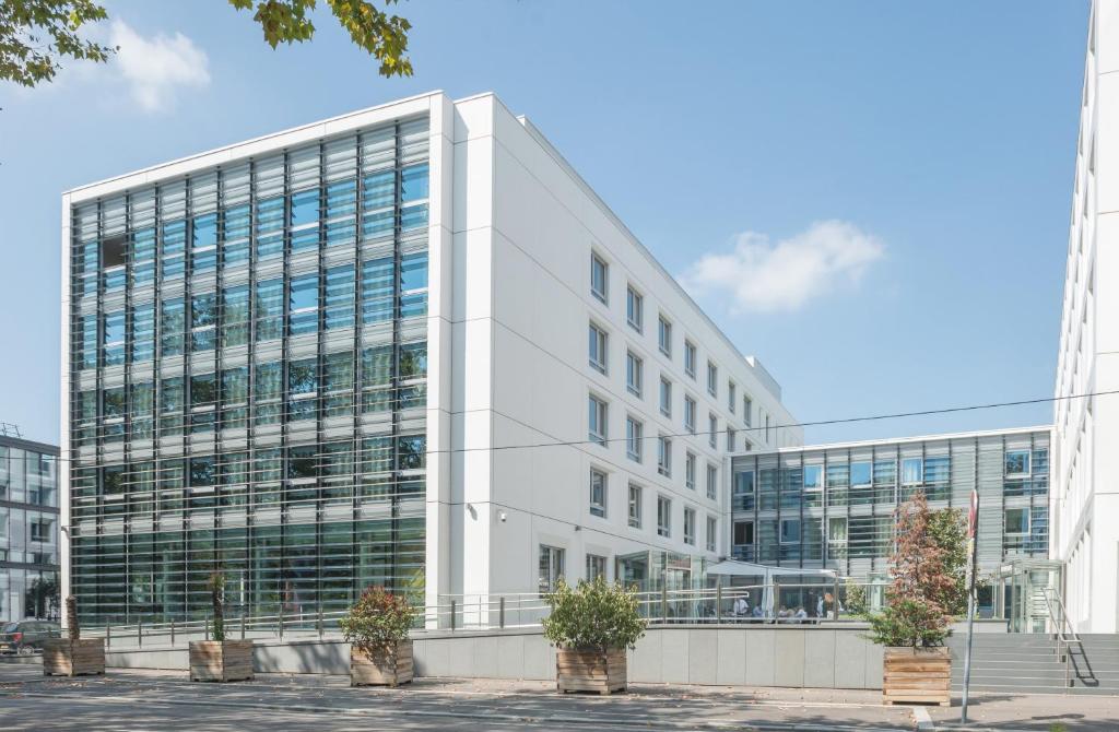 Located on the banks of the Saône, 6 km from Place Bellecour, Hôtel Lyon-ouest offers 102 rooms, a restaurant, Arteloge Coffee Corner and a gym.
