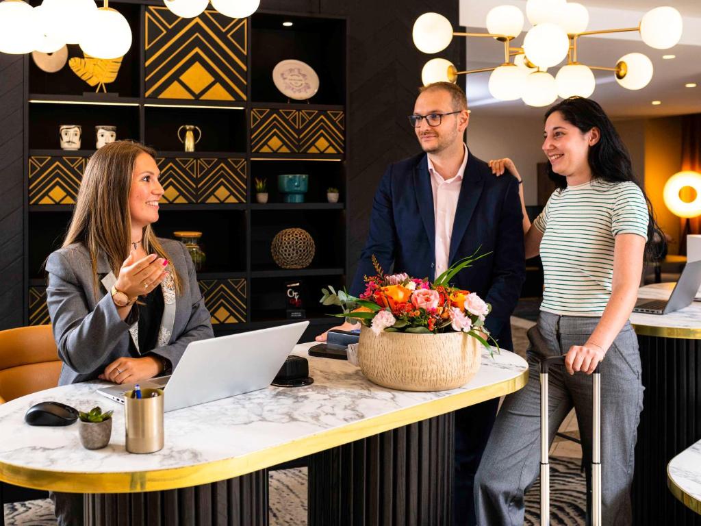 Located in central Lyon, Mercure Lyon Centre Saxe Lafayette is 15 minutes' walk from Part-Dieu TGV Train Station.
