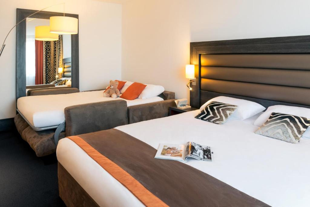 Located in the business district of Lyon, 100 metres from Gare de Part-Dieu TGV Train station, Mercure Lyon Centre Gare Part Dieu offers free Wi-Fi access.