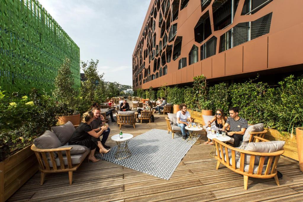 Situated 2 minutes' walk from the Musée des Confluences and 10 minutes' walk from a shopping centre, MOB HOTEL Lyon Confluence features a restaurant and...