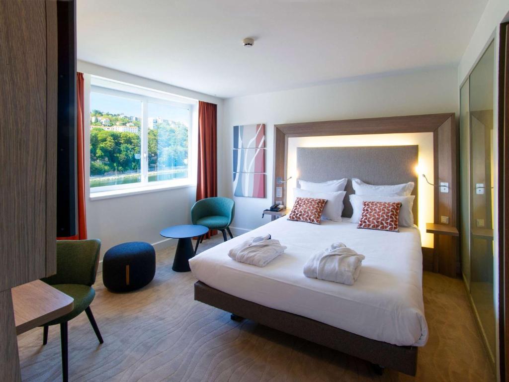 Featuring a terrace and a bar with panoramic river views, Novotel Lyon Confluence is set in the centre of Lyon on the banks of the Saône River.