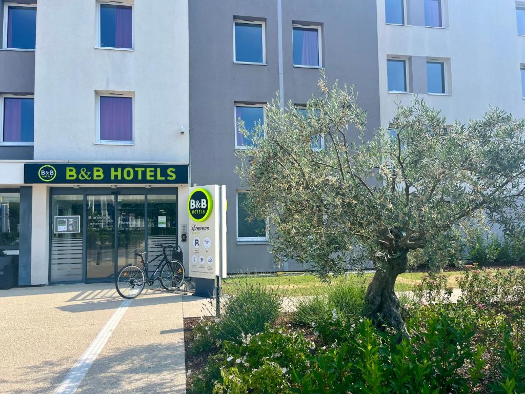 Situato a soli 13 km dall'aeroporto di Lyon-Saint-Exupéry, il B&B HOTEL Lyon Aéroport Saint-Quentin-Fallavier offre sistemazioni climatizzate.