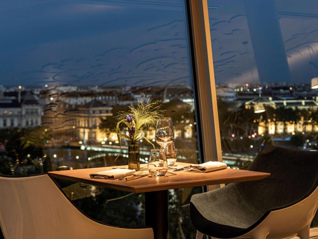 Located in the heart of Lyon, a 4-minute walk from Place Bellecour, Sofitel Lyon Bellecour offers 5-star accommodation with a wellness area and a fitness...