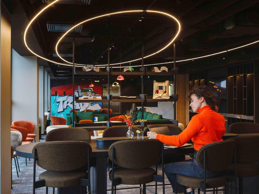 Located in Lyon, 1.9 km from the Museum of Fine Arts of Lyon, TRIBE Lyon Croix Rousse provides accommodation with a fitness centre, private parking, a...