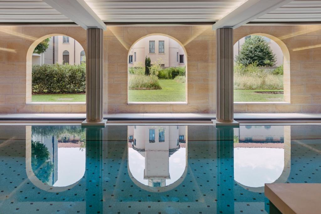 Located on Fourvière Hill in Lyon and offering panoramic views over the city, Villa Maïa features an indoor heated swimming pool, a hot tub, a steam room...