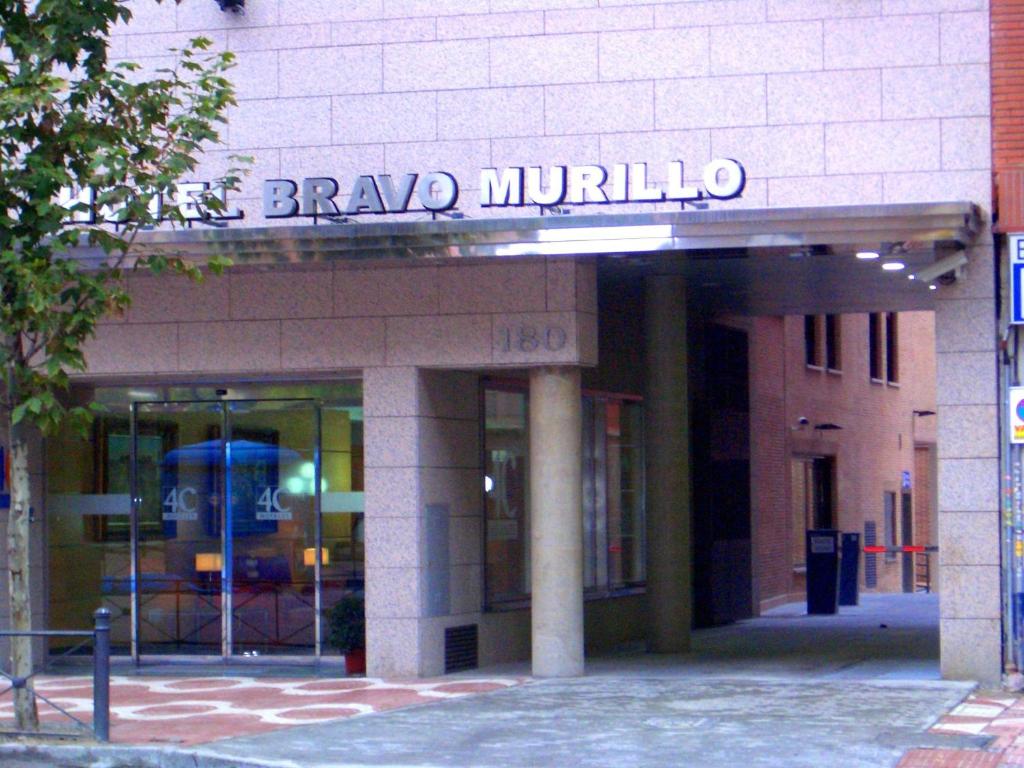 L'hôtel 4C Bravo Murillo est situé près de Cuatro Caminos, dans la zone commerciale de Madrid. Il est à quelques pas du célèbre stade de football Bernabeu.