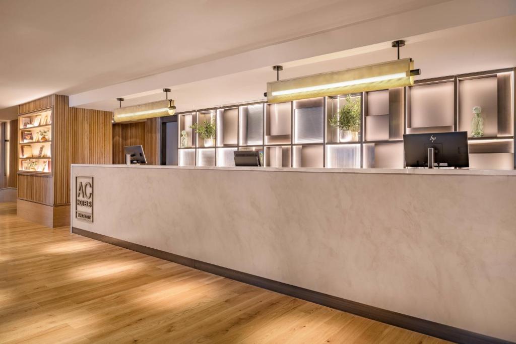 This stylish hotel is located in the Salamanca district, 5 minutes’ walk from Madrid’s Intercambiador de Avenida de América Metro and Bus Stations.