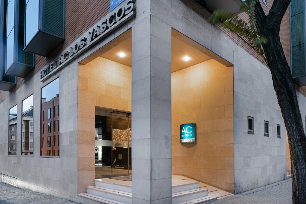 AC Hotel Los Vascos is housed in a modern, functional building close to the university in Madrid’s city centre.