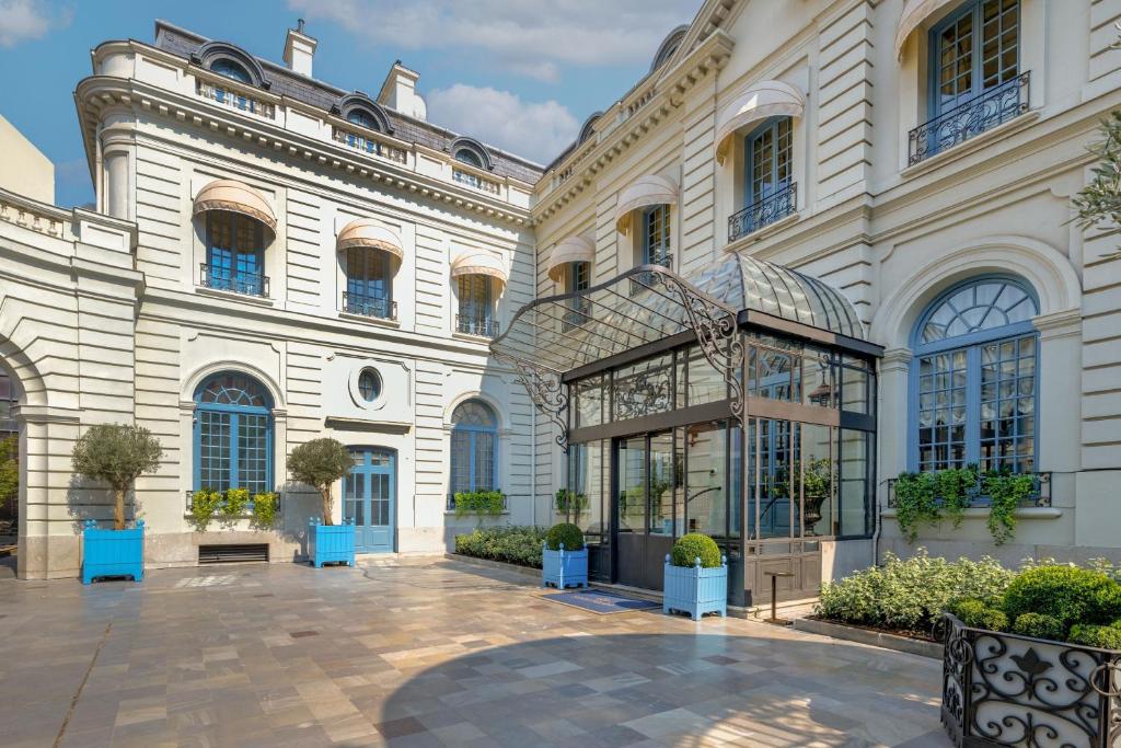 The Santo Mauro, a Luxury Collection Hotel, Madrid is situated close to Madrid’s Paseo de la Castellana. Free WiFi is available in all areas.