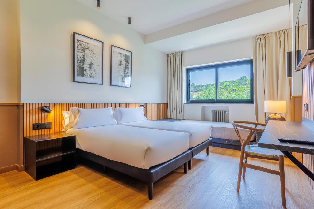 Das Hotel Acta Madfor bietet Ihnen elegante Zimmer mit herrlichem Blick auf den Casa de Campo Park und den Königlichen Palast von Madrid, nur wenige Meter von Paseo de la Florida...