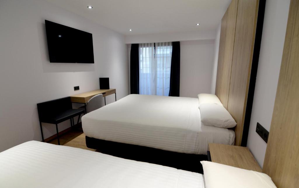 Located between Barajas Airport and Madrid city centre, UVE Marcenado is 100 metres from Prosperidad Metro Station.