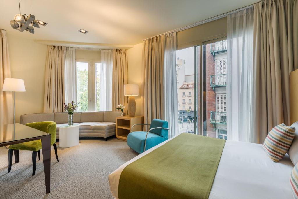 Questo hotel si affaccia su Plaza Santa Ana di Madrid, nell'incantevole quartiere Las Letras. Grandi finestre permettono una splendida vista della piazza.