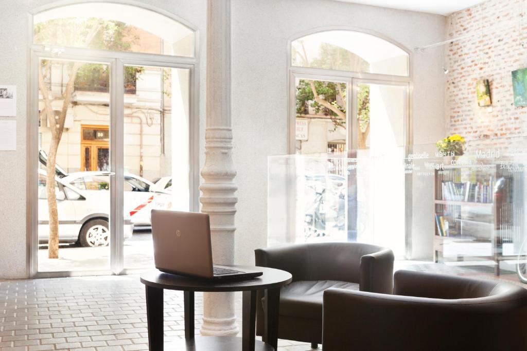 Das im Stadtteil Lavapiés von Madrid gelegene Kunsthotel bietet funktionale Zimmer mit kostenfreiem WLAN und eigenem Bad.