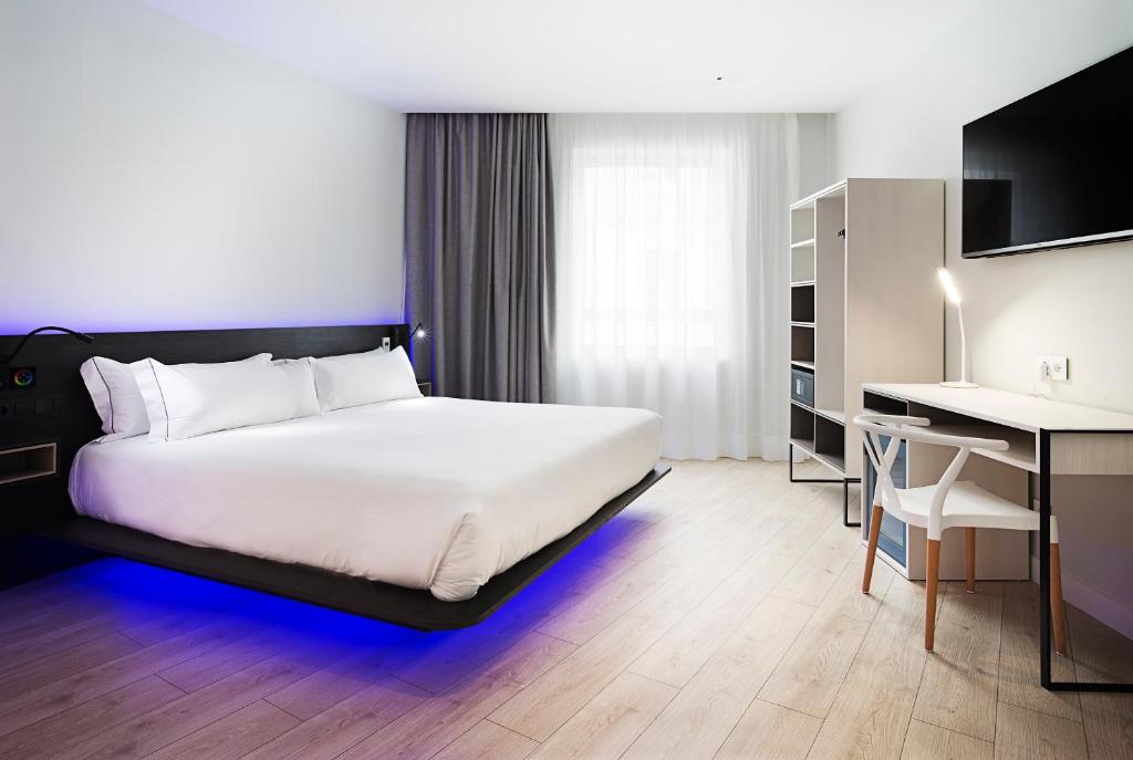 Situated in Madrid, 100 metres from Puerta del Sol, B&B HOTEL Madrid Centro Puerta del Sol boasts air-conditioned rooms with free WiFi throughout the...