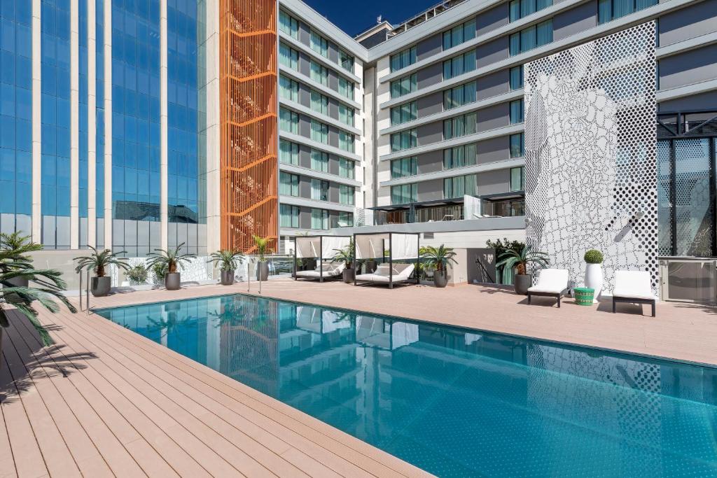 Located 600 meters from Plaza Castilla, Barceló Imagine features avant-garde style and a rooftop terrace with an outdoor pool and garden.