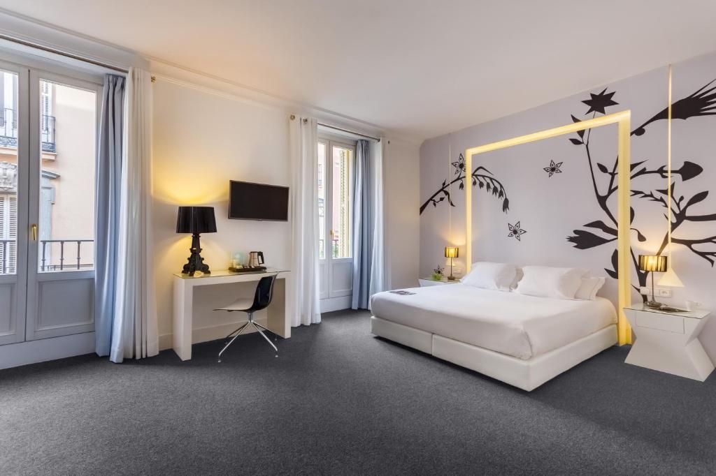 Questo hotel di design si trova nel centro di Madrid, appena fuori Piazza Ópera e a 200 metri dal Palazzo Reale.