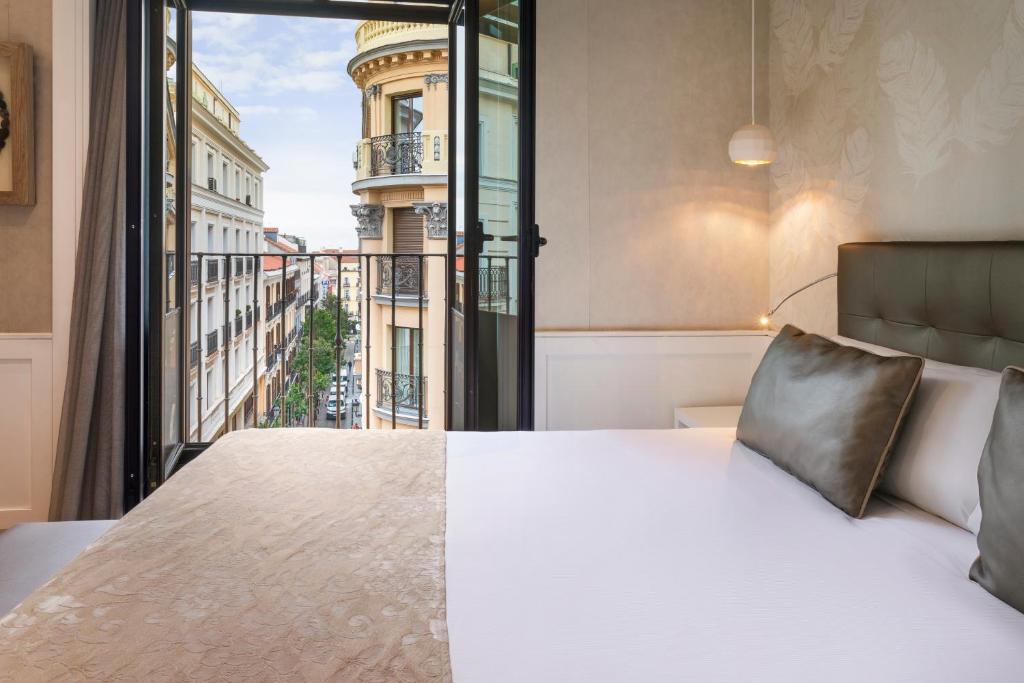 Catalonia Puerta del Sol is set in a magnificent 18th-century building in the historic centre of Madrid, a few minutes from Puerta del Sol.