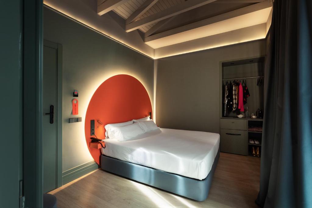 Situated conveniently in the Centro district of Madrid, Chic & Basic dot is set 500 metres from Plaza Mayor, 300 metres from Gran Via and 300 metres from...