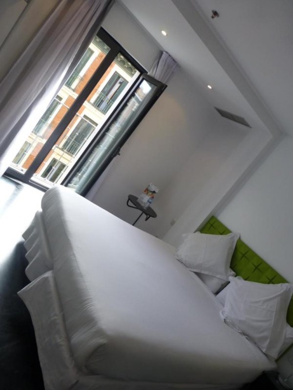 This stylish hotel enjoys an outstanding location in the centre of Madrid, 500 metres from Puerta del Sol and the Plaza Mayor.