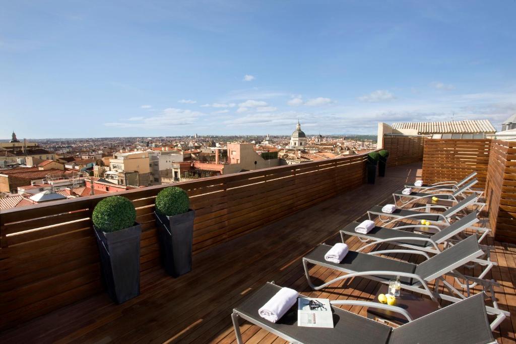 Situated 300 metres from Madrid’s Puerta del Sol and Plaza Mayor Square, Hotel Cortezo has a rooftop terrace overlooking the city.