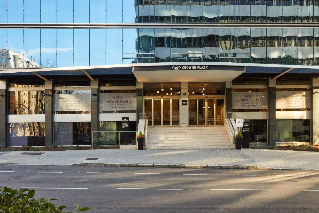 Das Crowne Plaza Madrid - Centre Retiro, an IHG Hotel liegt in Madrid, 2,8 km vom Reina Sofia Museum entfernt und bietet Unterkünfte mit einem Garten,...