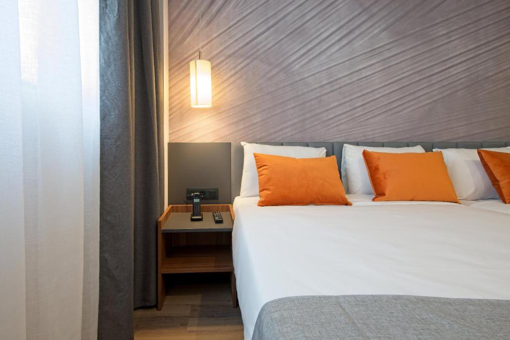 Situé à Madrid, à 3,6 km de l'IFEMA, le DWO Yuste Alcalá propose un hébergement avec un jardin, un parking privé, une terrasse et un bar.